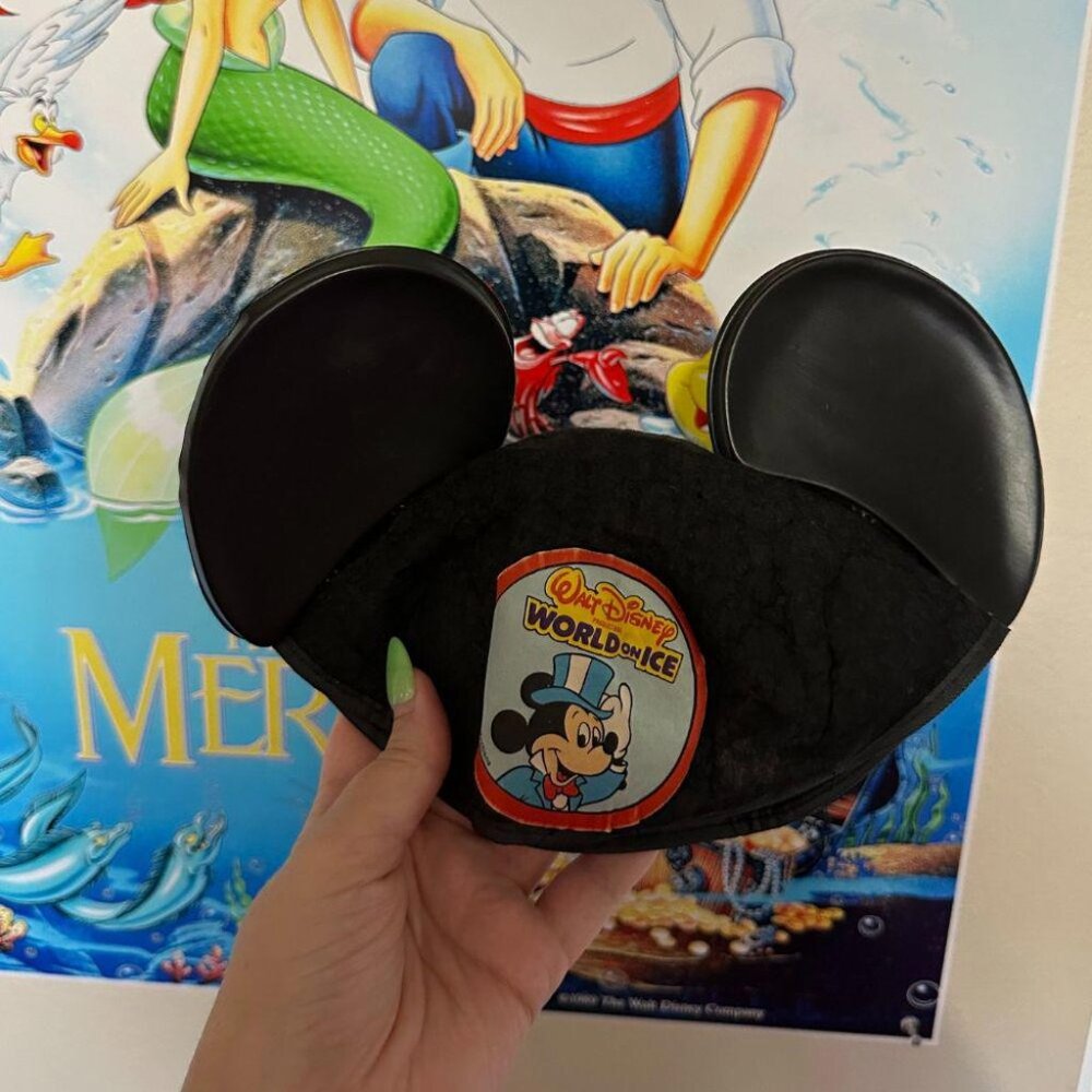 VINTAGE DISNEY WORLD ON ICE HAT